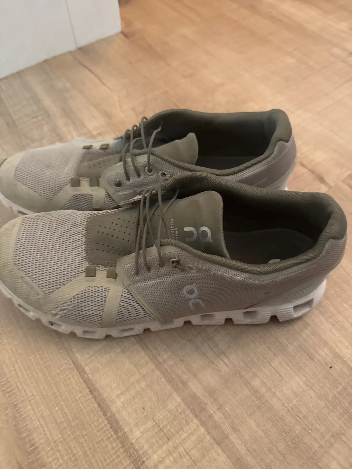 On Cloud Running Shoes - Gray