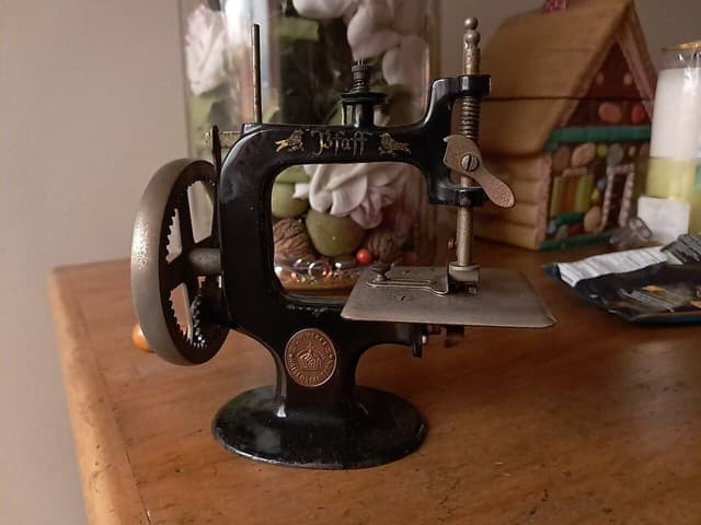 Vintage Pfaff child's hand crank sewing machine