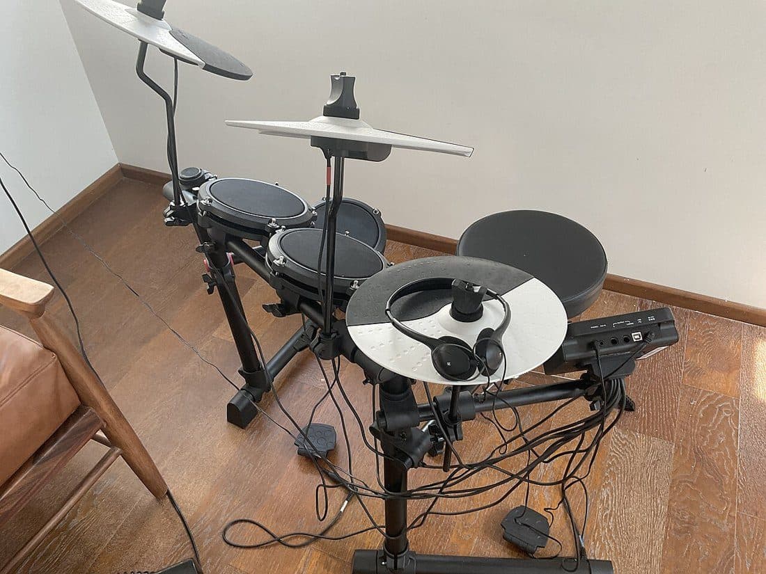 Compact electronic drum kit with throne and headphones