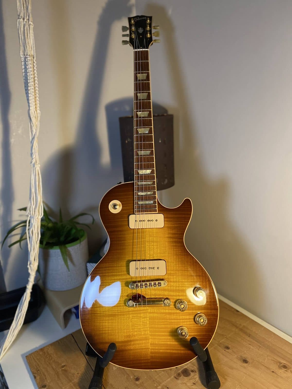 Beginner guitar lessons, acoustic or electric