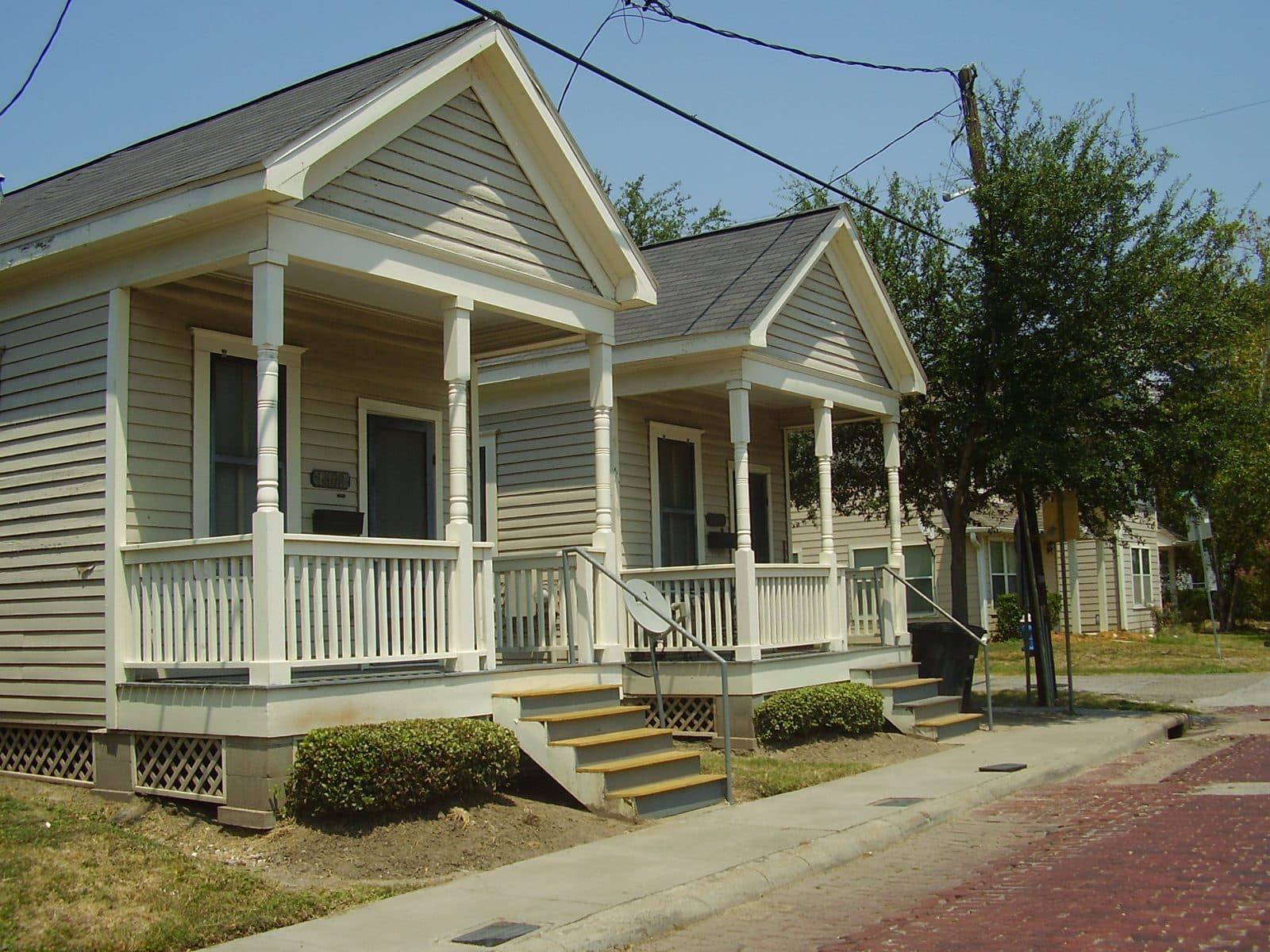 Restored 2 bed shotgun house with a front porch